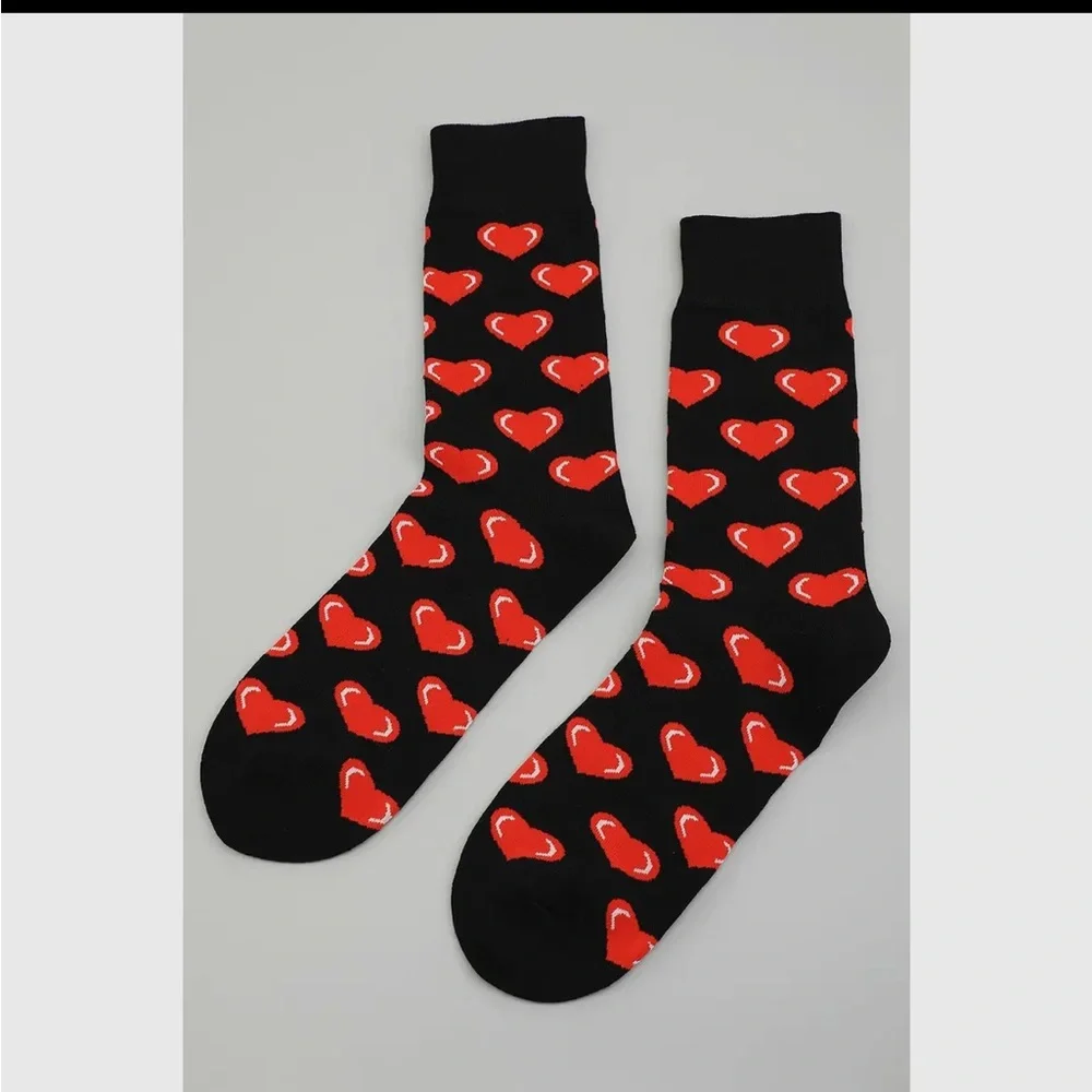 734. Heart mid calf sock in black red